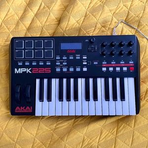 Akai MPK225 Midi Keyboard